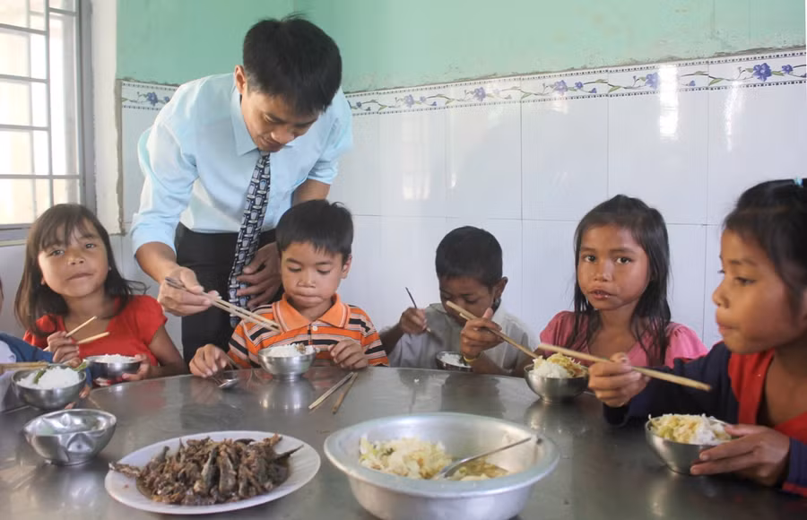 Bữa ăn đơn sơ của các em học sinh nới đây