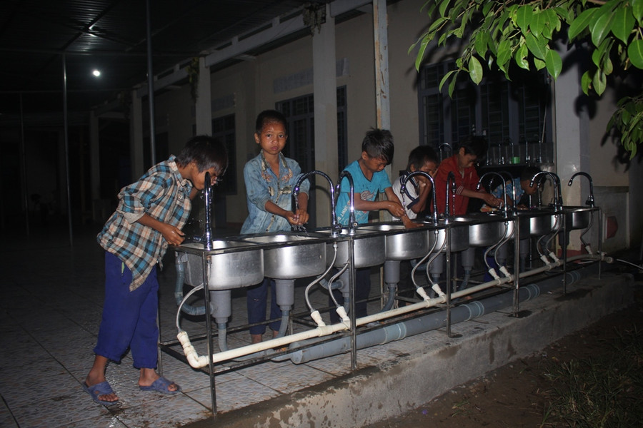 5 giờ sáng các em đã thức dậy để chuẩn bị cho ngày học mới