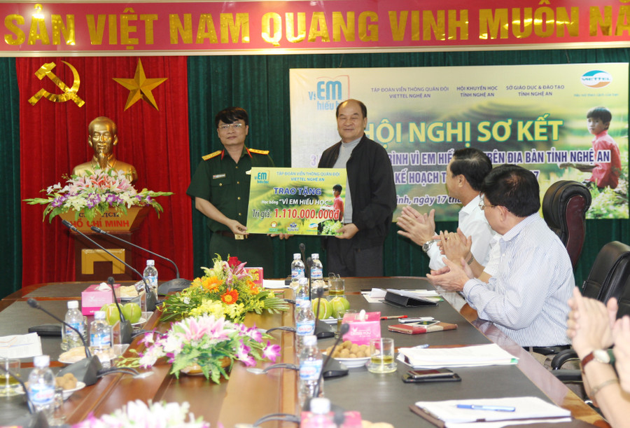 Trao học bổng “Vì em hiếu học 2017” cho Hội Khuyến học Nghệ An