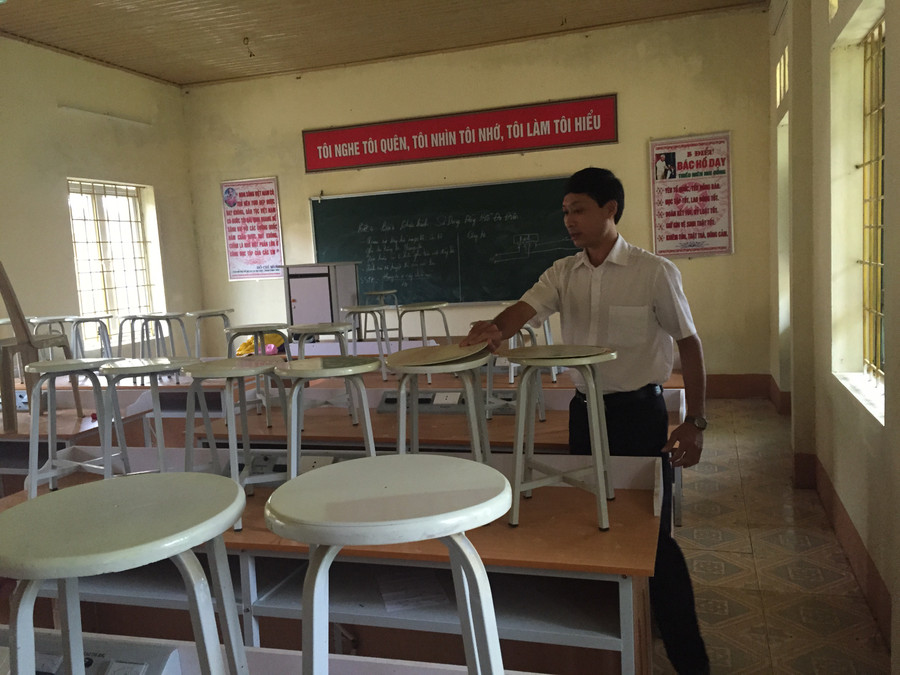 Nhiều bàn ghế, trang thiết bị dạy học của Trường THCS Lương Sơn bị hư hỏng do ngập nước