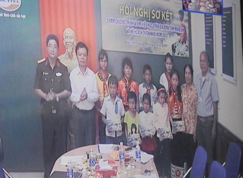 10 học sinh trường Tiểu học và THCS xã Mậu Đức, huyện Con Cuông nhận học bổng