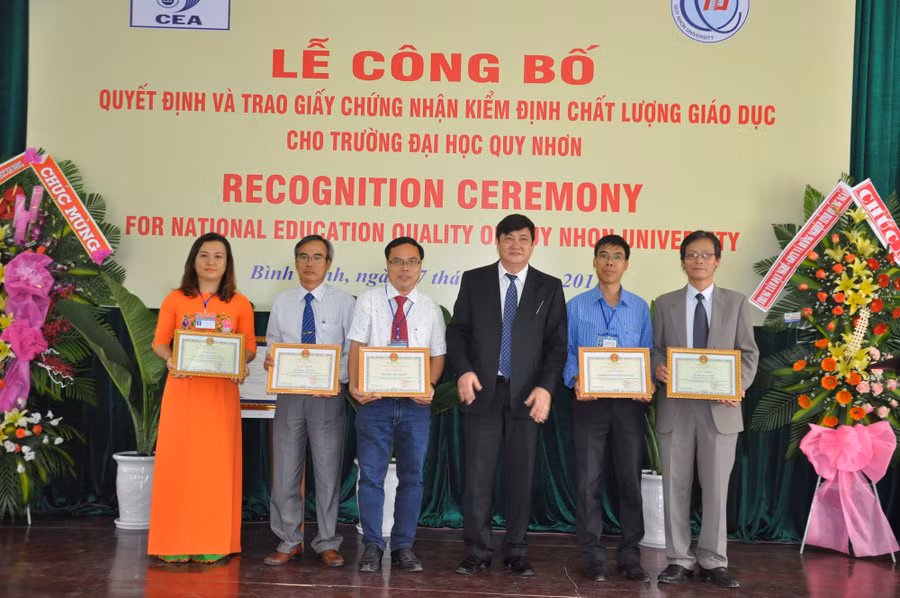 Trường ĐH Quy Nhơn khen thưởng các đơn vị, tập thể có nhiều thành tích cống hiến cho sự phát triển của nhà trường.