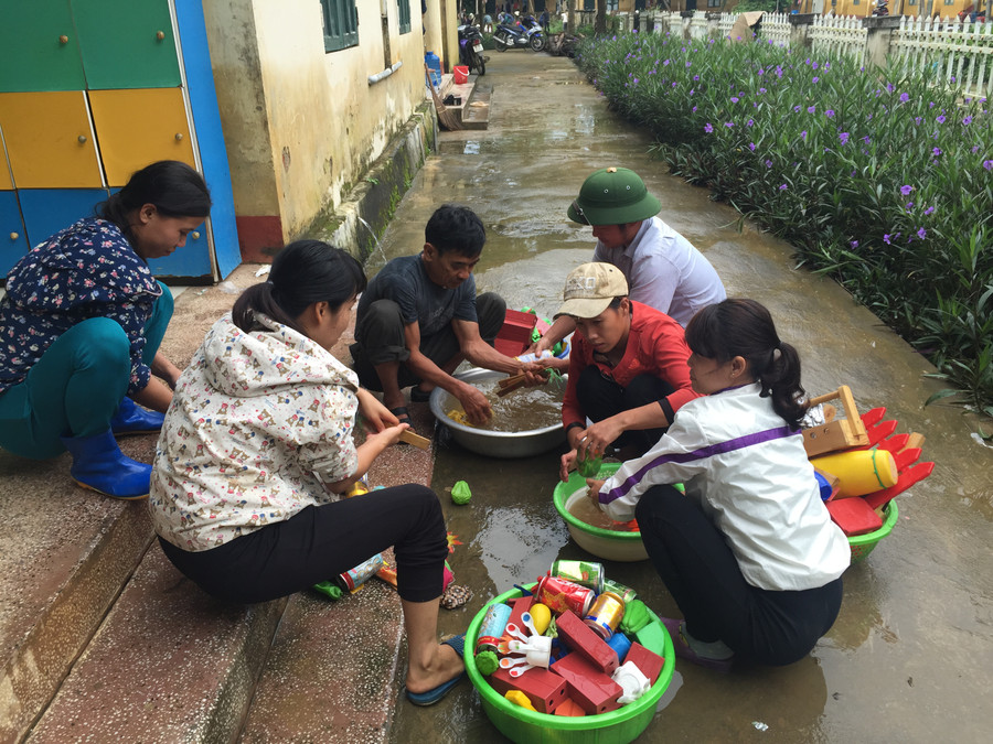 Trường mầm non xã Lương Sơn, xã Lương Sơn, huyện Thường Xuân đang huy động giáo viên, phụ huynh học sinh đến vệ sinh trường lớp sau những ngày bị ngập lụt