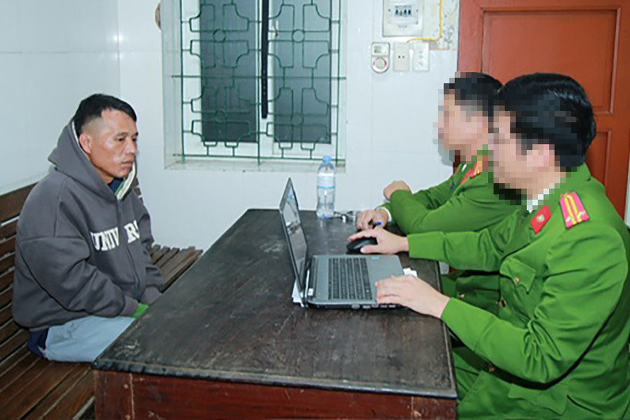 Công an lấy lời khai của Linh. (Ảnh: CANA)