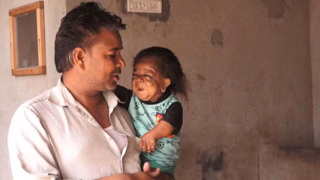 Chàng trai được gửi tới nhà họ hàng vì cha mẹ không đủ khả năng để chăm sóc tốt cho anh