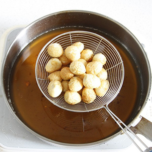 Bữa tối ngon bổ rẻ đúng nghĩa với trứng cút sốt cà chua ảnh 4 Bước 3