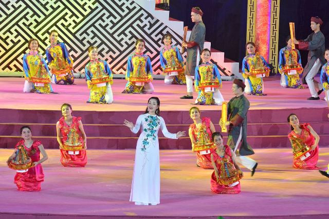 Một tiết mục hát múa chào mừng đêm khai mạc Festival Huế 2018