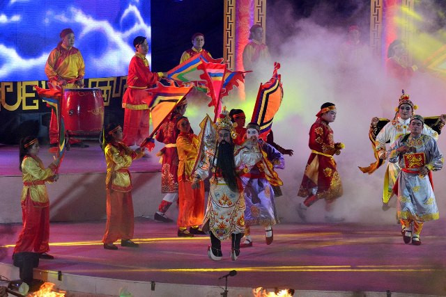 Tiết mục Nghinh Hội Đăng Đàn do nhà hát Nghệ thuật Nguyễn Hiển Dĩnh biểu diễn đã đưa người xem như bước vào ngày hội mừng cho thiên hạ thái bình, mừng cho mưa thuận, gió hòa, quốc thái, dân an