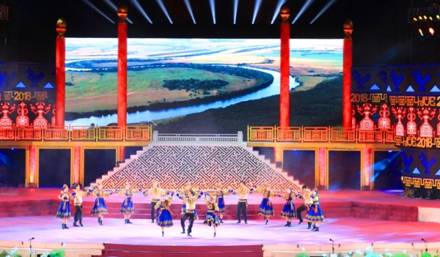 Màn biểu diễn các điệu múa dân gian truyền thống nước Nga