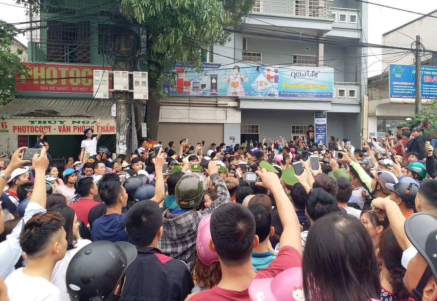 Nhiều người dân tập trung theo dõi kiểm tra hành chính