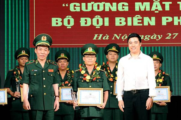 Thiếu tướng Đỗ Danh Vượng Chính uỷ Bộ đội Biên phòng trao bằng khen cho những tấm gương tiêu biểu Thiếu tướng Đỗ Danh Vượng Chính uỷ Bộ đội Biên phòng trao bằng khen cho những tấm gương tiêu biểu
