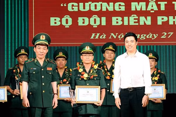 Thiếu tướng Đỗ Danh Vượng Chính uỷ Bộ đội Biên phòng trao bằng khen cho những tấm gương tiêu biểu