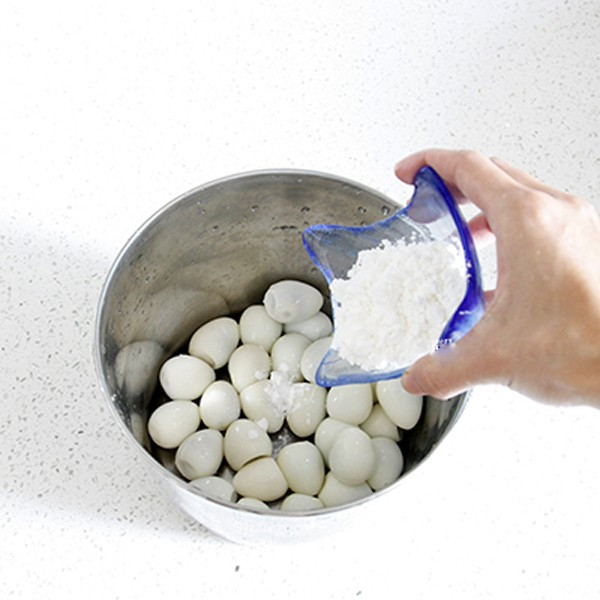 Bữa tối ngon bổ rẻ đúng nghĩa với trứng cút sốt cà chua ảnh 2 Bước 1
