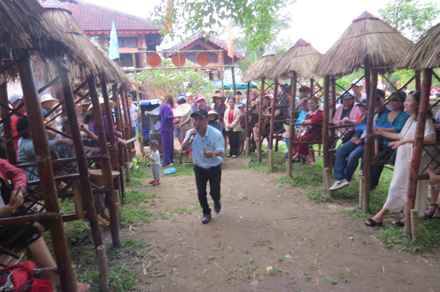 Hội bài chòi tại phiên chợ quê thu hút du khách trong và ngoài nước