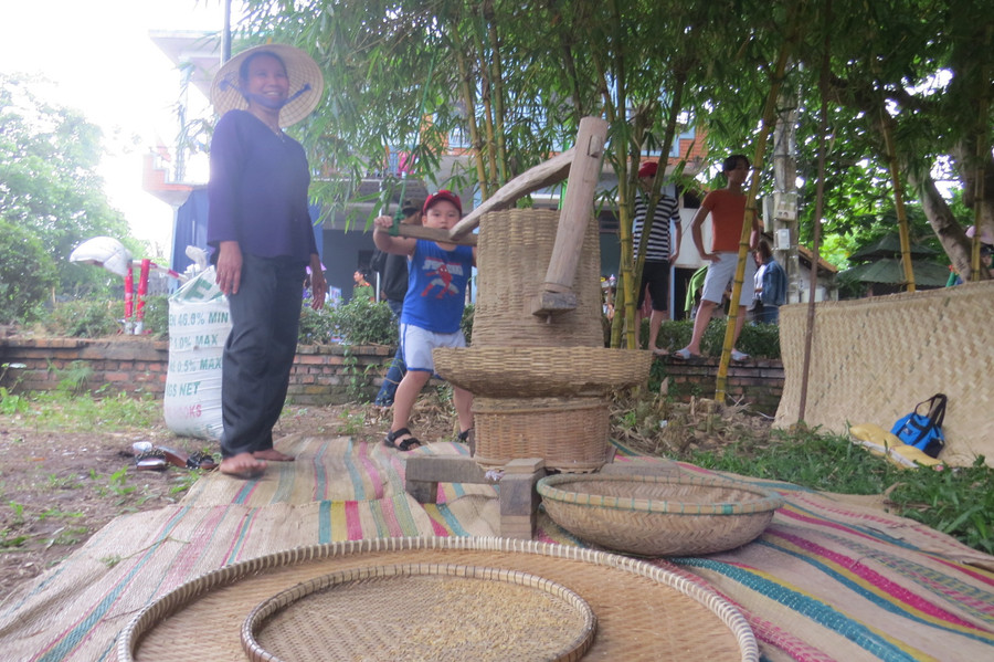 Du khách khám phá không gian chợ quê ngày hội