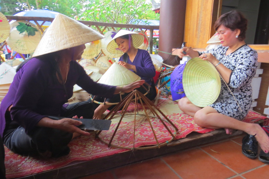 Du khách thao diễn nghề chằm nón bài thơ xứ Huế