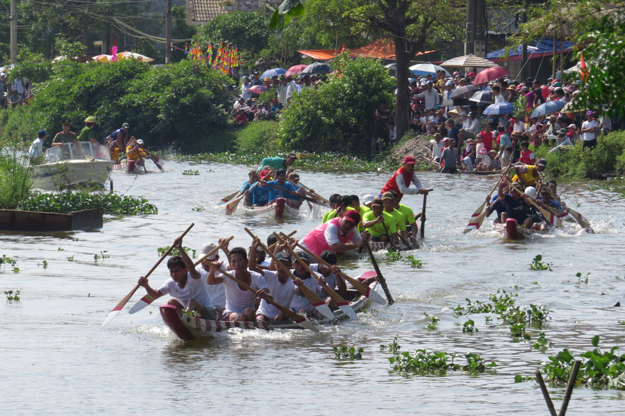 Giải đua ghe bên dòng sông Như Ý chào mừng lễ khai mạc phiên chợ quê