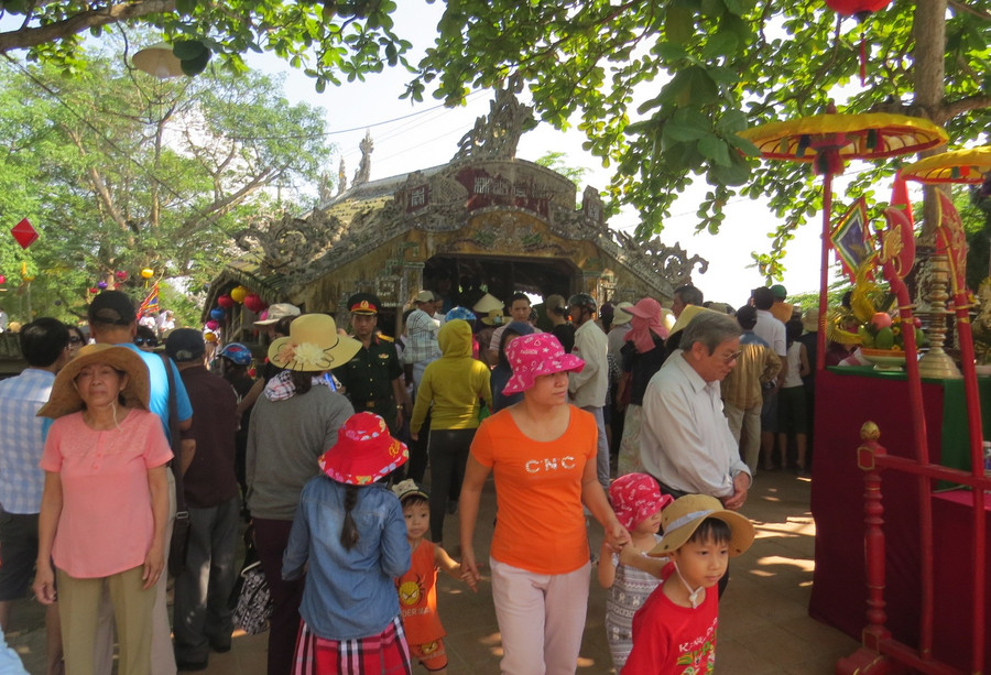 Hàng vạn du khách trải nghiệm chợ quê ở cầu ngói Thanh Toàn