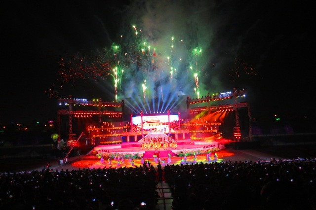 Kết thúc chương trình đêm khai mạc là Màn cô-đa: Tỏa sáng cùng Festival Huế nhằm ca ngợi vẻ đẹp của cảnh sắc và con người Huế. Không khí tưng bừng của ngày hội, hứa hẹn một tương lai tươi sáng