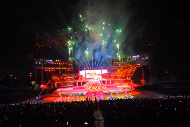 Kết thúc chương trình đêm khai mạc là Màn cô-đa: Tỏa sáng cùng Festival Huế nhằm ca ngợi vẻ đẹp của cảnh sắc và con người Huế. Không khí tưng bừng của ngày hội, hứa hẹn một tương lai tươi sáng