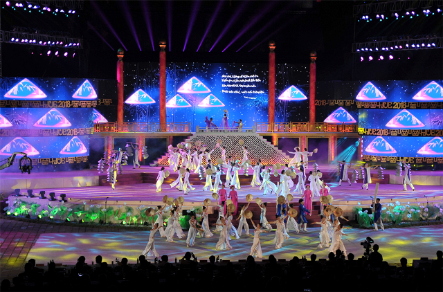 Nét duyên dáng của thiếu nữ Huế bên tà áo dài và chiếc nón bài thơ được tôn vinh trong đêm khai mạc