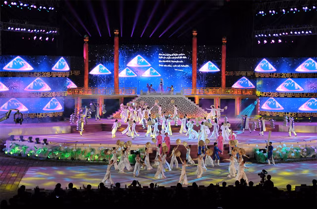 Nét duyên dáng của thiếu nữ Huế bên tà áo dài và chiếc nón bài thơ được tôn vinh trong đêm khai mạc