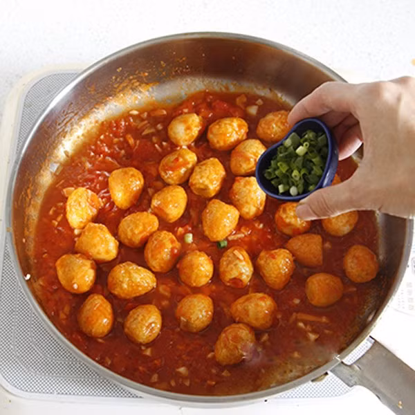 Bữa tối ngon bổ rẻ đúng nghĩa với trứng cút sốt cà chua ảnh 6