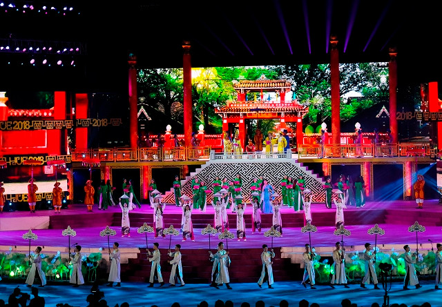 Nhiều danh lam thắng cảnh, di tích lịch sử, biểu tượng xứ Huế được quảng bá trên sân khấu đêm khai mạc