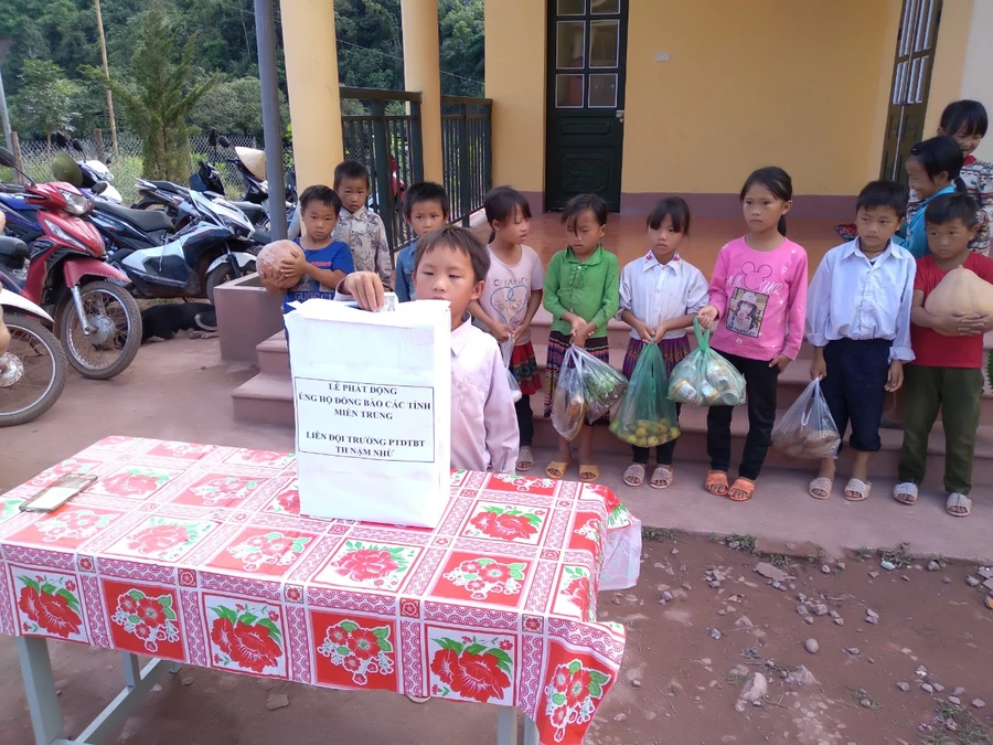 Học sinh trường Tiểu học Nậm Nhừ tham gia ủng hộ đồng bào miền Trung