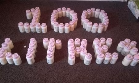 Elisabeth xếp các bình sữa thành chữ “100 lít”