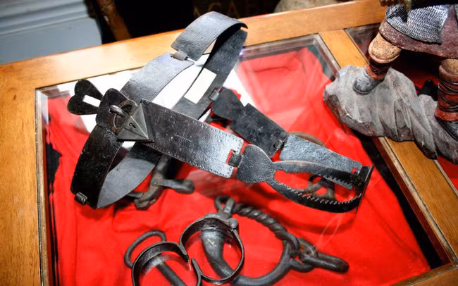 Người đàn ông kỳ lạ có sở thích tự tra tấn bản thân như tù nhân Trung Cổ - Ảnh 4.