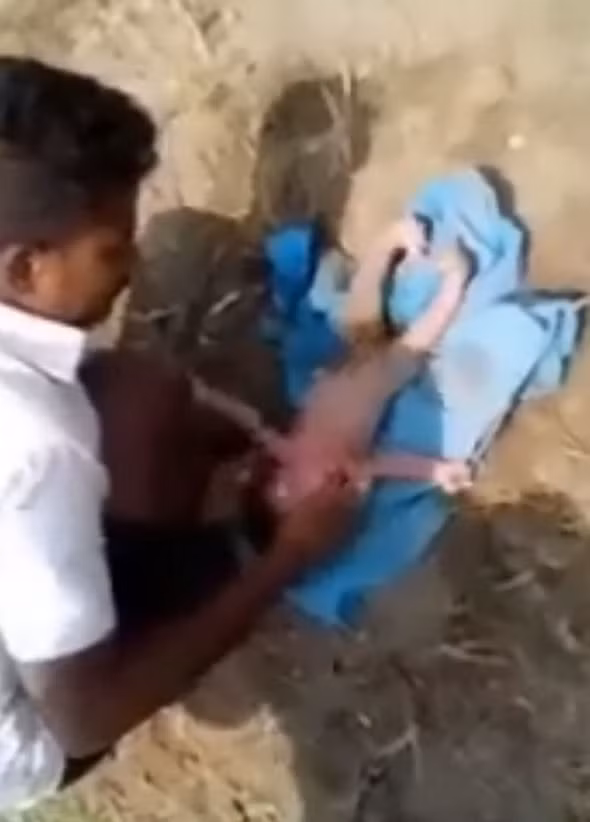  Bé may mắn vẫn sống sót sau khi bị bố chôn sống ngay khi vừa chào đời 