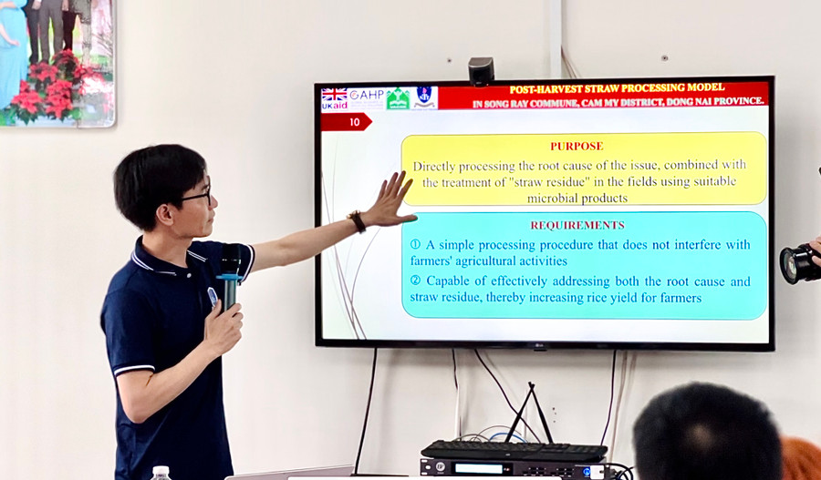 PGS.TS Đinh Văn Phúc, Phó Viện Trưởng Viện Khoa học Xã hội Liên ngành, Trường ĐH Nguyễn Tất Thành thuyết minh về dự án.