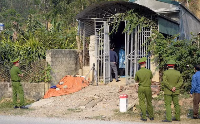  Công an tỉnh Điện Biên tiến khám nghiệm ngôi nhà của đối tượng Bùi Văn Công. Ảnh: Võ Văn Dũng 