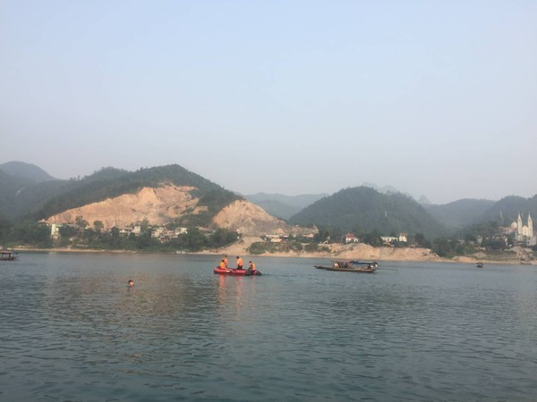 Hiện trường đau lòng vụ 8 học sinh đuối nước khi cùng nhau đi tắm sông Đà ảnh 3 Ngay sau khi nhận được tin báo lực lượng chức năng tỉnh Hoà Bình đã nhanh chóng huy động nhiều thuyền, xuồng cùng hàng chục chiến sĩ cảnh sát được huy động tìm kiếm các học sinh gặp nạn.