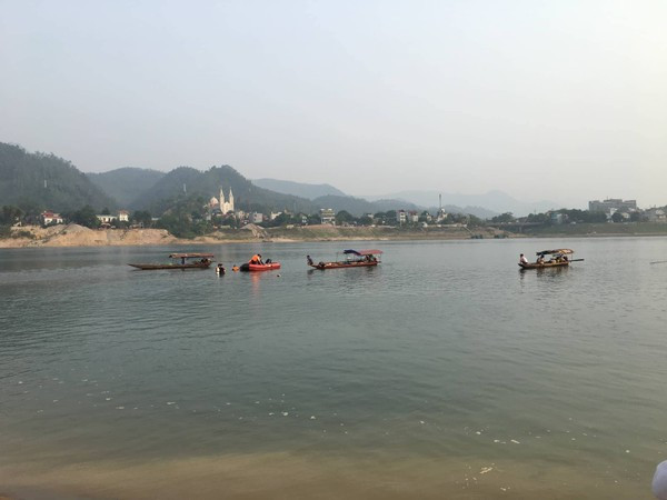 Hiện trường đau lòng vụ 8 học sinh đuối nước khi cùng nhau đi tắm sông Đà ảnh 2 Lãnh đạo UBND phường Thịnh Lang cho biết, vào thời điểm trên có 9 học sinh trên địa bàn TP Hoà Bình ra bãi sông Thịnh Minh để tắm sông nhưng sau đó 8 em bị đuối nước.