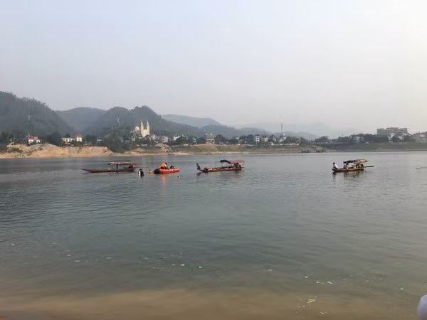 Lãnh đạo UBND phường Thịnh Lang cho biết, vào thời điểm trên có 9 học sinh trên địa bàn TP Hoà Bình ra bãi sông Thịnh Minh để tắm sông nhưng sau đó 8 em bị đuối nước.