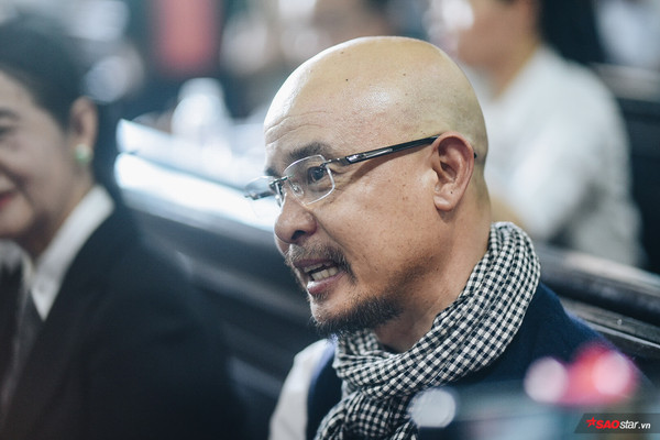 Ông Đặng Lê Nguyên Vũ lần đầu lý giải vì sao luôn quàng chiếc khăn rằn ảnh 1 Ông Đặng Lê Nguyên Vũ tại phiên tòa sáng nay.