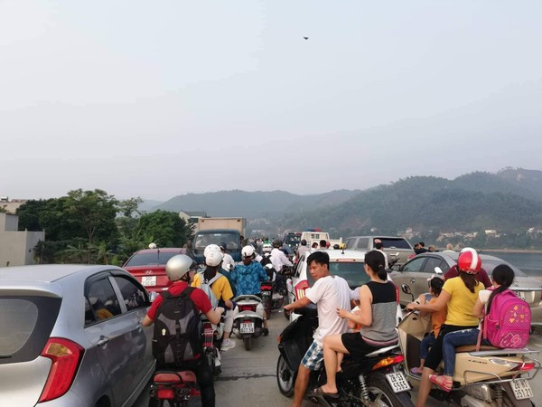 Hiện trường đau lòng vụ 8 học sinh đuối nước khi cùng nhau đi tắm sông Đà ảnh 11 Vụ việc khiến tuyến đường ách tắc kéo dài.