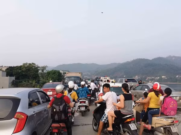 Vụ việc khiến tuyến đường ách tắc kéo dài.