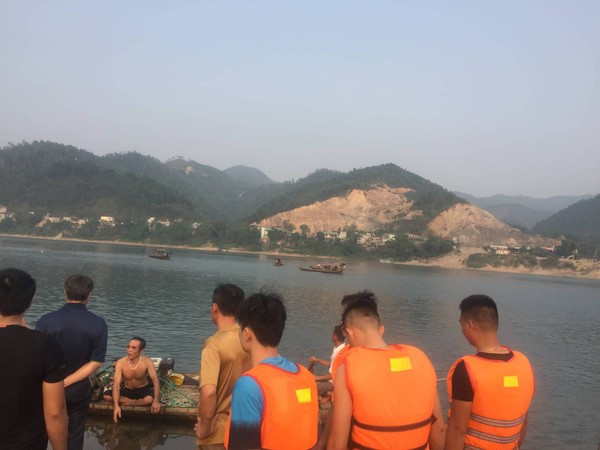 Hiện trường đau lòng vụ 8 học sinh đuối nước khi cùng nhau đi tắm sông Đà ảnh 8 Nhiều lực lượng được huy động đến hiện trường. Ông Bùi Trọng Đắc - Giám đốc Sở GD&ĐT tỉnh Hòa Bình cho hay, ông cũng đang có mặt tại hiện trường để phối hợp với các lực lượng xử lý và chưa thể thông tin cụ thể.