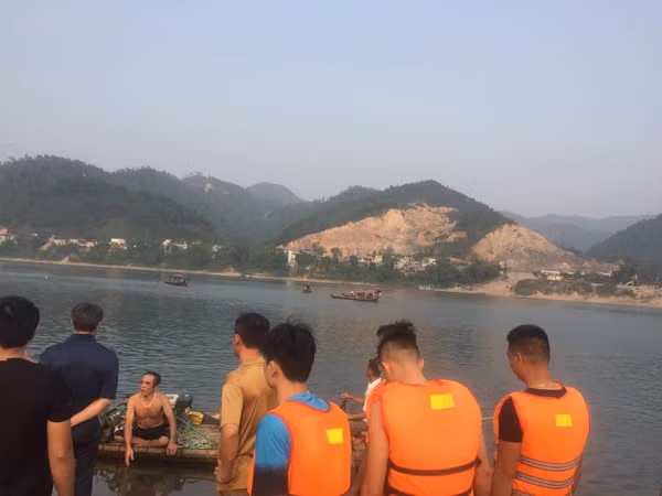 Nhiều lực lượng được huy động đến hiện trường. Ông Bùi Trọng Đắc - Giám đốc Sở GD&ĐT tỉnh Hòa Bình cho hay, ông cũng đang có mặt tại hiện trường để phối hợp với các lực lượng xử lý và chưa thể thông tin cụ thể.