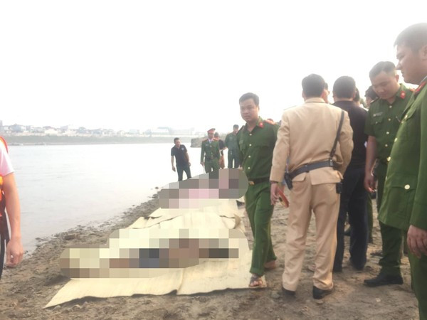 Hiện trường đau lòng vụ 8 học sinh đuối nước khi cùng nhau đi tắm sông Đà ảnh 10 Chứng kiến hình ảnh 8 học sinh đuối nước thương tâm xếp thành dãy dài nhiều người không cầm được nước mắt, vô cùng xót xa.