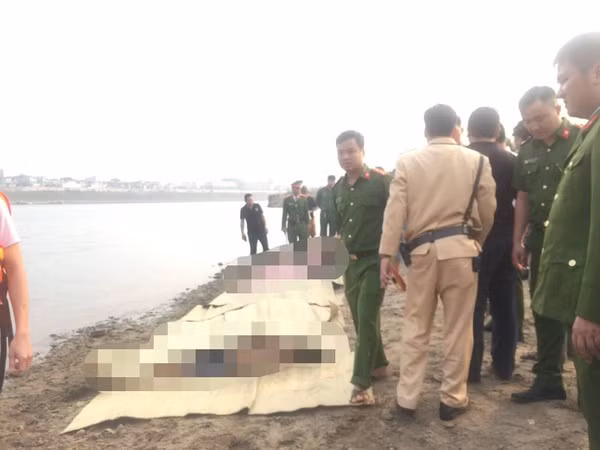 Chứng kiến hình ảnh 8 học sinh đuối nước thương tâm xếp thành dãy dài nhiều người không cầm được nước mắt, vô cùng xót xa.