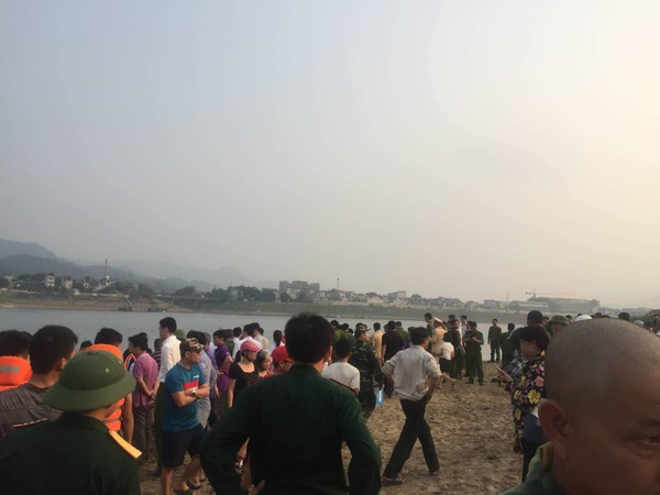 Hiện trường đau lòng vụ 8 học sinh đuối nước khi cùng nhau đi tắm sông Đà ảnh 5 Hiện trường đau lòng vụ 8 học sinh ở Hòa Bình đuối nước khi cùng nhau đi tắm sông Đà