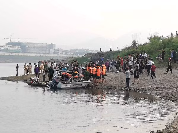 Hiện trường đau lòng vụ 8 học sinh đuối nước khi cùng nhau đi tắm sông Đà