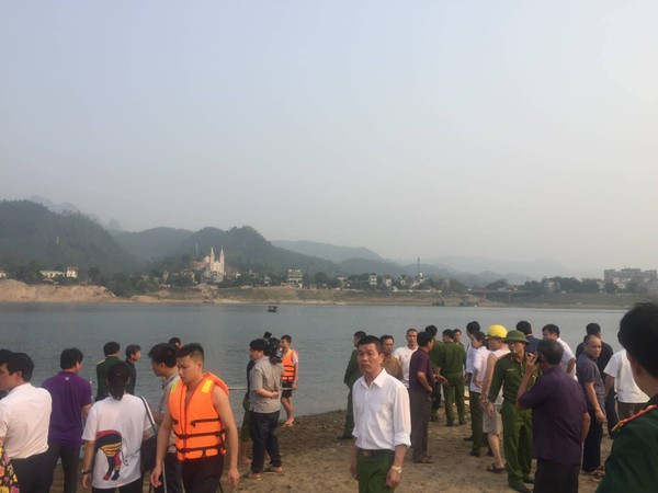 Hiện trường đau lòng vụ 8 học sinh đuối nước khi cùng nhau đi tắm sông Đà ảnh 6 Hàng trăm người dân đứng trên bờ theo dõi lực lượng chức năng tìm kiếm.