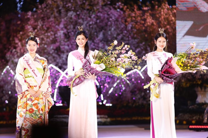 Hai đại sứ hoa anh đào Trần Diệu Anh và Phạm Ngọc Linh.