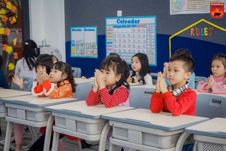 Trong buổi học đầu tiên, các bạn nhỏ của CLB “Go with me” Trường tiểu học Sunshine Maple Bear đã có cơ hội gặp gỡ nhiều bạn mới thông qua hoạt động tự giới thiệu, khám phá sở thích bản thân.