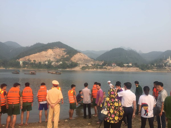 Hiện trường đau lòng vụ 8 học sinh đuối nước khi cùng nhau đi tắm sông Đà ảnh 7 Hiện trường đau lòng vụ 8 học sinh ở Hòa Bình đuối nước khi cùng nhau đi tắm sông Đà